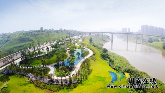 位于沱江新城范围内的北滨路，以及北滨公园已通过竣工验收，将正式投入使用。随着北滨公园的建成泸州市民休闲游园又多了一个新去处，也将有力推动龙马潭打造“望得见山、看得见水，”美丽宜居的生态城市。 杨尚威摄.jpg