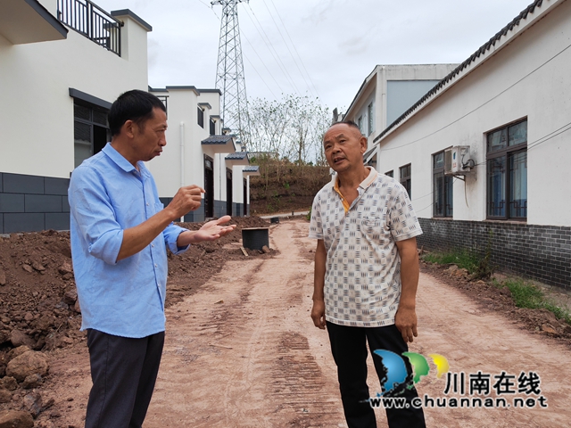 团仓村自建委开展工作（曾佐然摄）.jpg