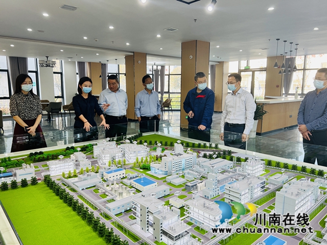 2022年10月18日，泸州市委常委、统战部部长、市总工会主席李堂兵带队调研泸县“拼经济、搞建设、抓发展”工作_副本.jpg