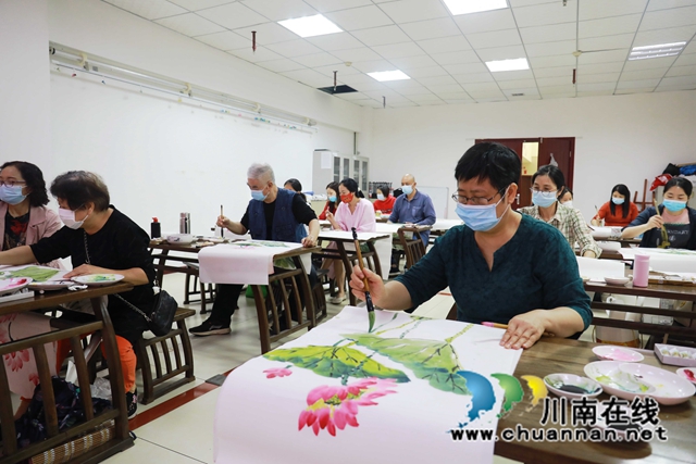 5：社区老人正在学习绘画.JPG