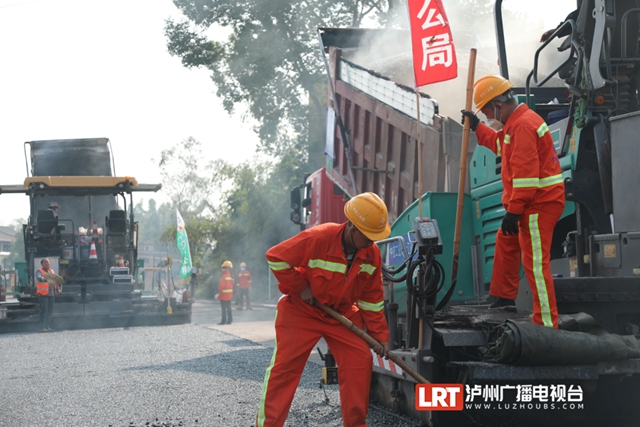 惠及20余万群众！省道438线进入沥青铺装施工阶段