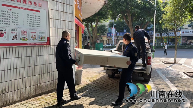 清理玉龙路门市转角处的废旧物1.jpg