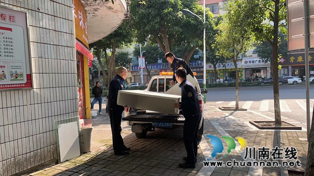 清理玉龙路门市转角处的废旧物2.jpg