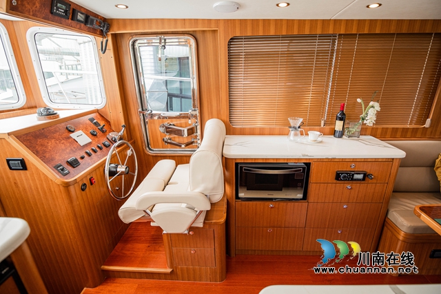 2022年10月26日，游艇“Bracewell 41”内饰。 (1).jpg