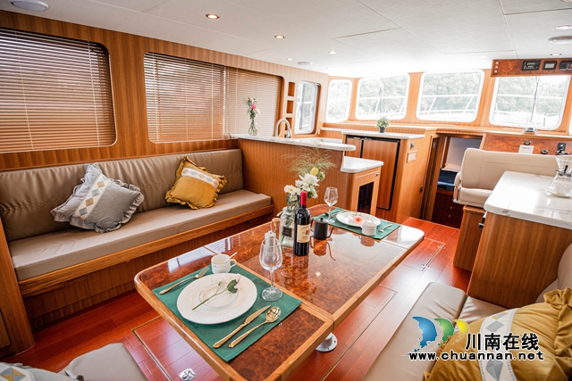 2022年10月26日，游艇“Bracewell 41”内饰。 (2) (1).jpg