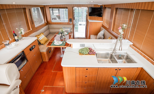 2022年10月26日，游艇“Bracewell 41”内饰。.jpg