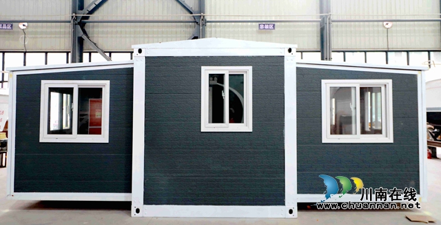 2022年10月26日，由四川布雷斯维尔游艇有限公司自主设计的移动折叠集装箱民宿。.JPG