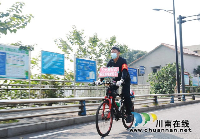 2.1：志愿者汪运全正在巡逻.JPG