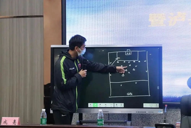 做“足”特色,以“球”育人 冠军教练到学校来啦!|四川省青少年校园足球送教活动在泸州市举行(图3) 3.jpg