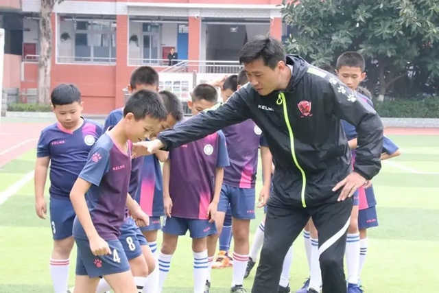 做“足”特色，以“球”育人　冠军教练到学校来啦！|四川省青少年校园足球送教活动在泸州市举行