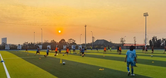 做“足”特色,以“球”育人 冠军教练到学校来啦!|四川省青少年校园足球送教活动在泸州市举行(图6) 6.jpg