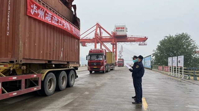 “船边直提”助力泸州港通关提速