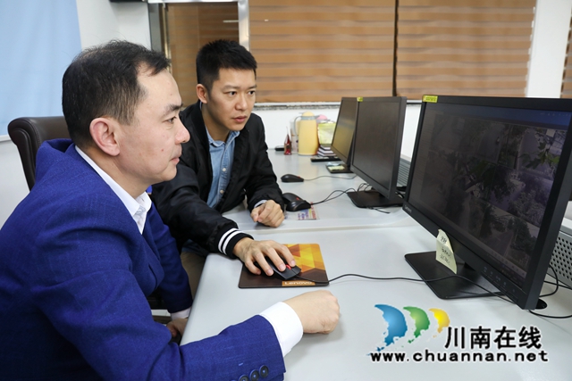政法干部正在查看监控视频.JPG