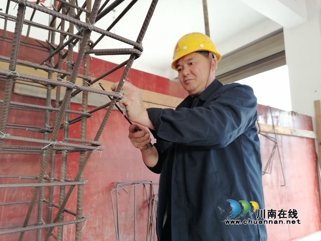 7.朱祥洪绑扎钢筋牛腿柱.jpg