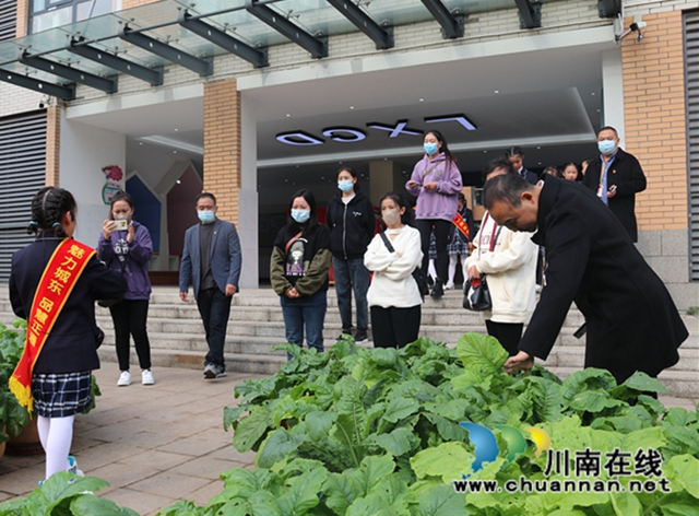 参观劳动实践基地_副本_副本.jpg