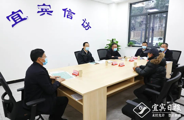 宜宾市委书记方存好在市人民来访接待中心接待群众来访