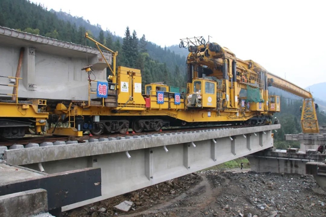 叙毕铁路云南段首片梁架设完成