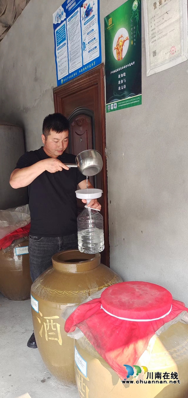 图1：李长金在出售酿制的生态白酒.jpg