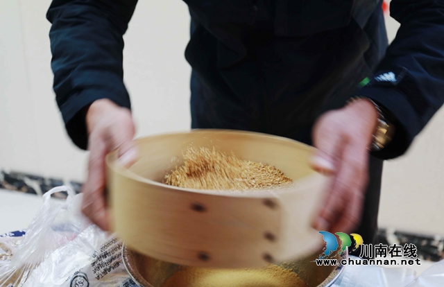 社区居民体验原料碾磨与制作 (2).JPG