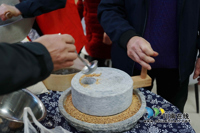 社区居民体验原料碾磨与制作 (4).JPG
