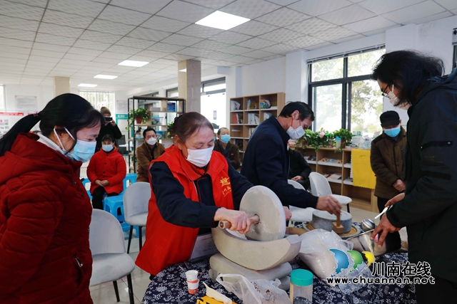 社区居民体验原料碾磨与制作 (3).JPG