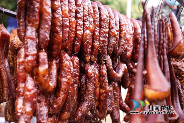熏制出的腊肉、香肠色泽金黄、油润+(2).JPG