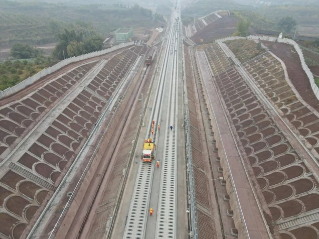 成自宜高铁全面进入铺轨阶段，全线开通运营时间……