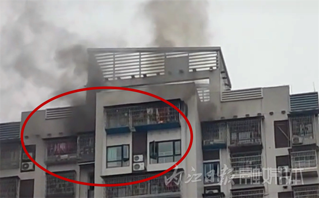 感动！居民楼失火，内江民警背着八旬老人一梯一梯“跑”下14楼