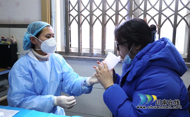 1月5日，在泸州市龙马潭区红星街道社区卫生服务中心，市民正在工作人员的指引下进行吸入式疫苗接种。+(1).JPG