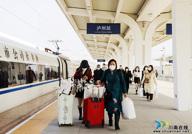 nEO_IMG_提着大小行李的旅客.jpg