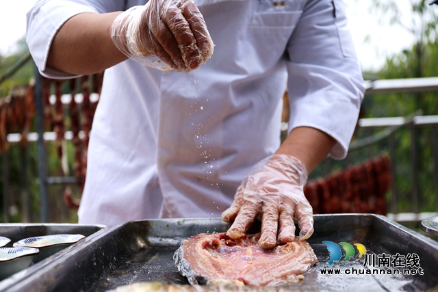 撒上食盐、辣椒粉等佐料揉搓入味.JPG