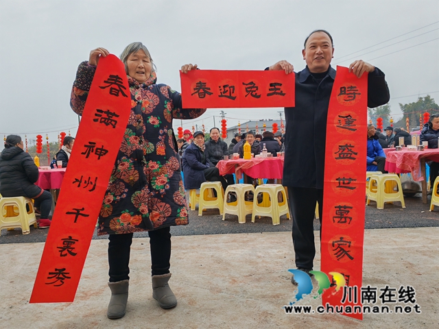 村民郭德全展示春联（曾佐然摄）.jpg