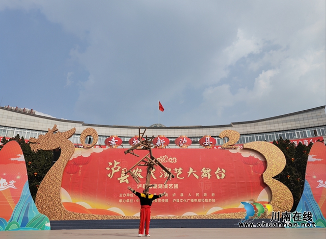 杂技表演（曾佐然摄）.jpg