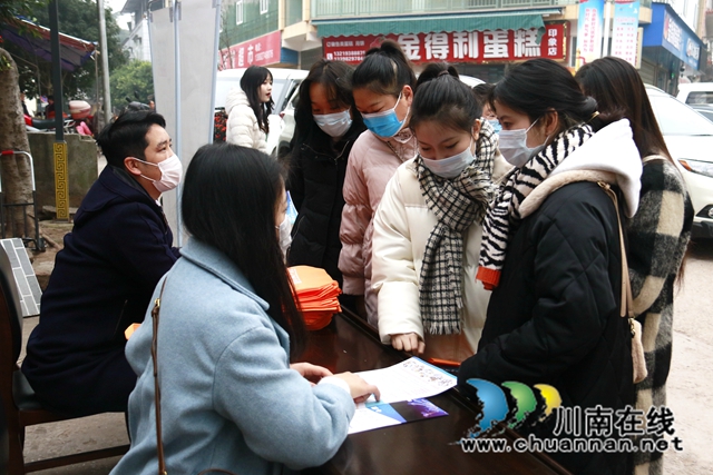 求职者们了解企业相关情况.JPG