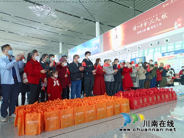 欢送农民工返岗1（洪林摄）.jpg