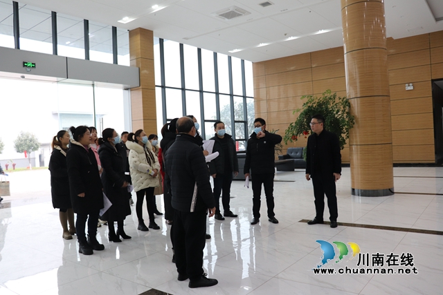 求职者现场参观用工企业办公环境.JPG
