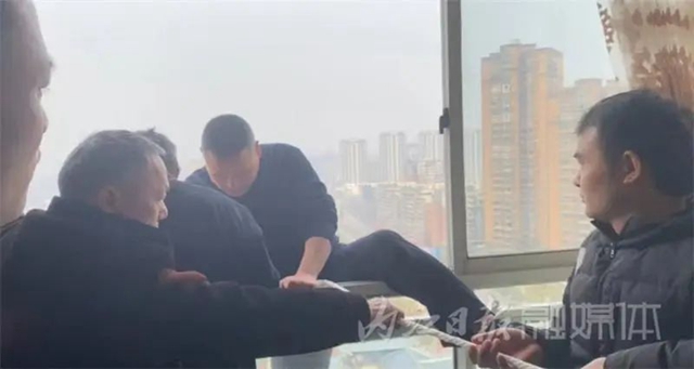 高楼惊魂！错把窗户当门，威远八旬老人竟一脚迈了出去