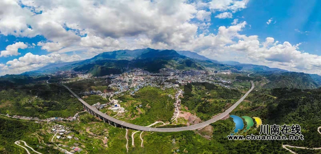 打好“三大战役”!古蔺县做强“南翼”发展核心支撑(图1) 高速公路环绕县城.jpg