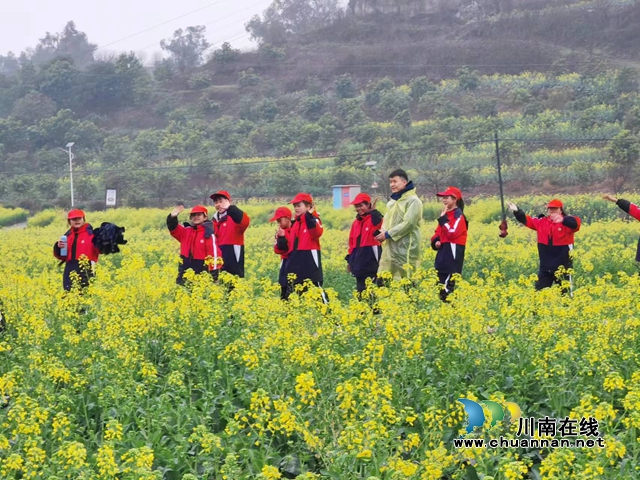 拥抱春天邂逅花海,到泸县谭坝来“嗨”一下!(图4) 人在花中游(曾佐然摄).jpg