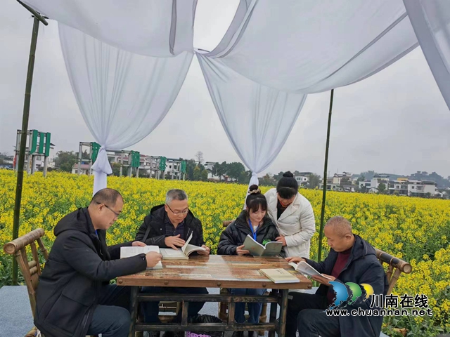 拥抱春天邂逅花海,到泸县谭坝来“嗨”一下!(图6) 花香书香(曾佐然摄).jpg