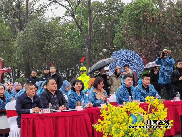 拥抱春天邂逅花海,到泸县谭坝来“嗨”一下!(图8) 观看文艺表演(曾佐然摄).jpg