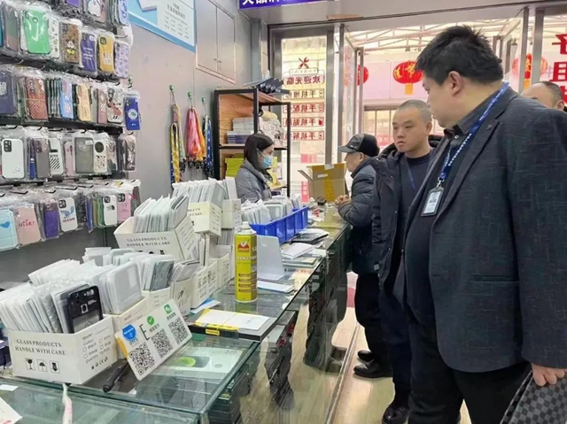 内江市中区接报突查：这1008个手机配件，都是歪货！