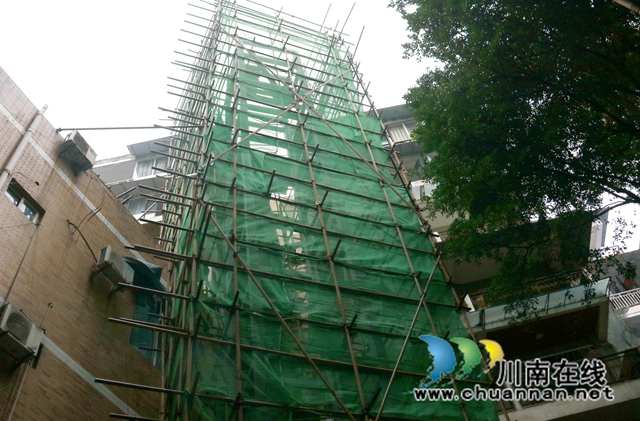 新增电梯正在搭建钢结构.JPG