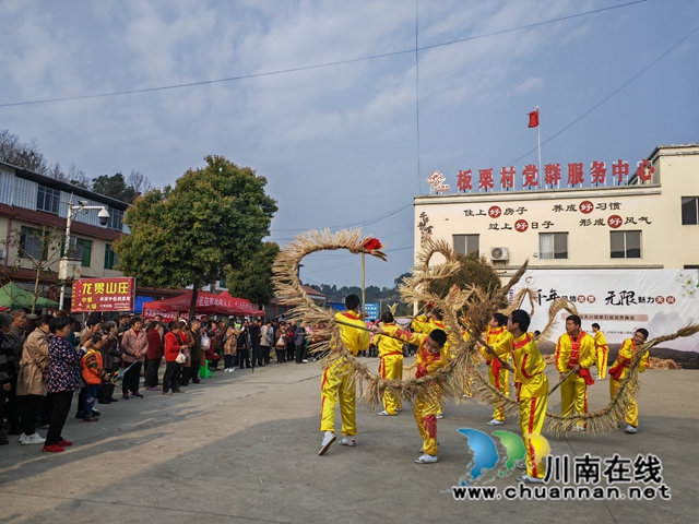 千年风情龙贯,无限魅力天兴!泸县天兴镇举行第五届龙贯春会(图1) 天兴草龙表演(曾佐然摄).jpg