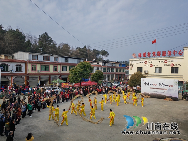 千年风情龙贯,无限魅力天兴!泸县天兴镇举行第五届龙贯春会(图2) 天兴草龙表演1(曾佐然摄).jpg