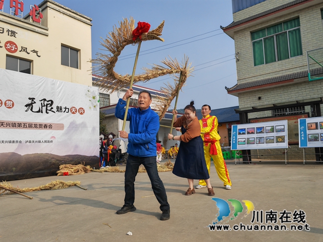 千年风情龙贯,无限魅力天兴!泸县天兴镇举行第五届龙贯春会(图3) 游客体验草龙表演(曾佐然摄).jpg