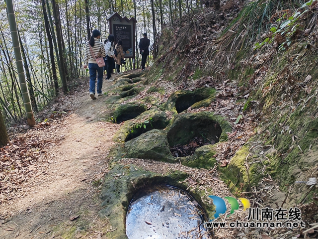 千年风情龙贯,无限魅力天兴!泸县天兴镇举行第五届龙贯春会(图7) 打卡十七口古井(曾佐然摄).jpg