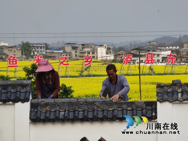 泸县百和镇:万亩连片油菜花,金色花海荡漾人间!(图6) 村民对房屋进行风貌改造(曾佐然摄).jpg