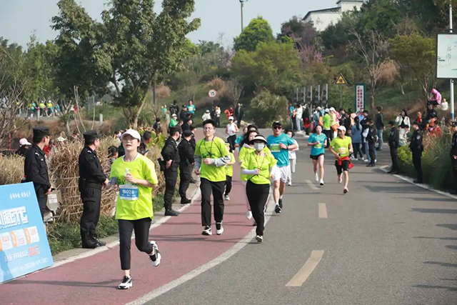 鸣枪开跑!龙马潭松滩湖环湖马拉松燃爆这个春天!(图17) 17.jpg