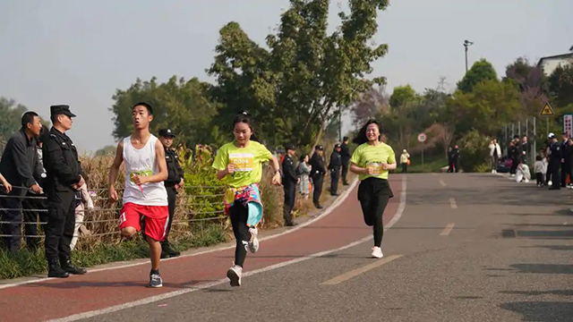 鸣枪开跑!龙马潭松滩湖环湖马拉松燃爆这个春天!(图21) 21.jpg